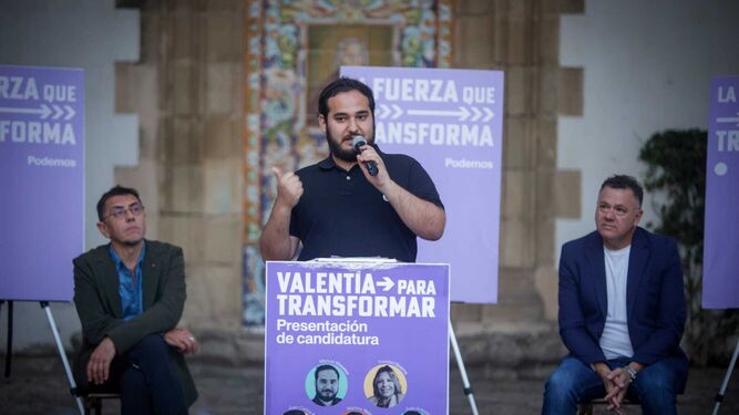 El candidato de Podemos El Puerto, Manuel Vinuesa, en un acto con Juan Carlos Monedero.