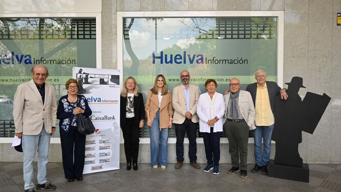 El jurado de los Premios Onubenses del Año 2023 posa tras su constitución en la fachada de Huelva Información.