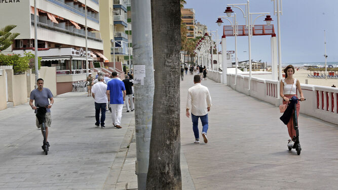 Gente paseando por el paseo marítimo de Cádiz