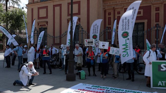 Manifestación del Sindicato Médico Andaluz esta mañana frente a San Telmo.