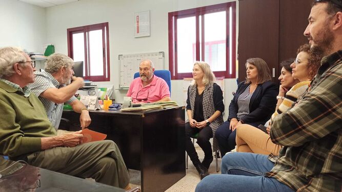 Una imagen de la reunión mantenida con miembros de la asociación La Gaviota.
