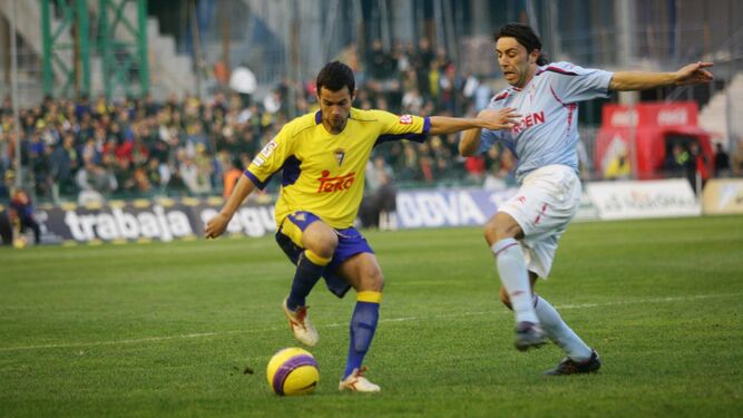 Cristian García pisa el balón en presencia de Perera, en el Cádiz-Celta de la 2007-08.