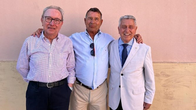Jorge Gascón, Miguel López y Manolo Valle, visitando la exposición.