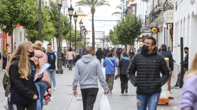 Ciudadanos caminan por la calle de La Plaza de Chiclana