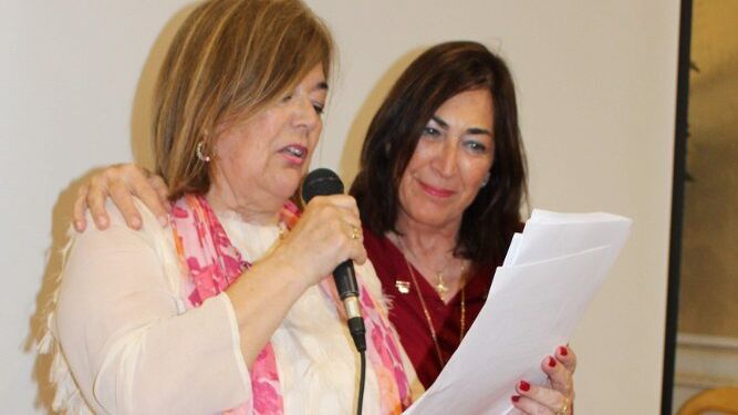 María del Carmen Iglesias con su hermana Rosa durante el discurso de agradecimiento a todos sus compañeros.