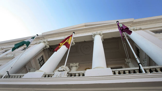 Fachada del Ayuntamiento de Cádiz, donde se asomará el nuevo alcalde