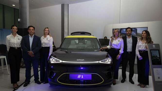 Momento de la presentación del nuevo vehículo eléctrico en las instalaciones de Cadimar