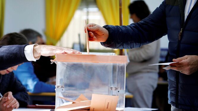 Un ciudadano deposita su voto en las urnas en unas elecciones pasadas