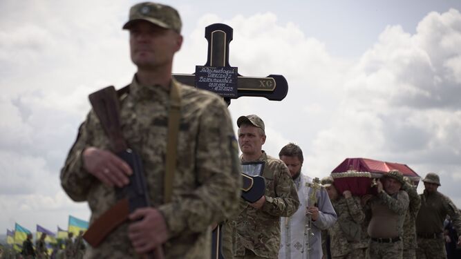 Soldados ucranianos en un entierro en Dnipro.