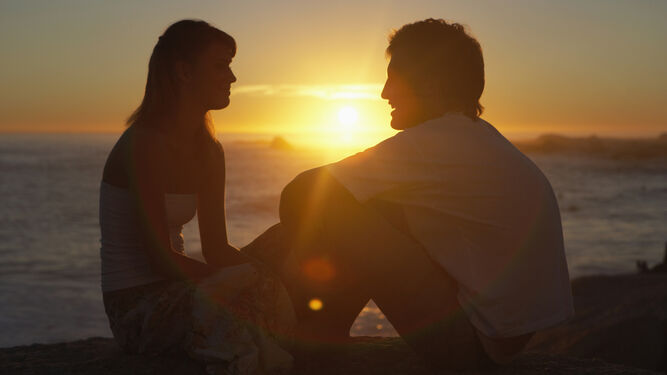 Una pareja en una puesta de sol en la playa
