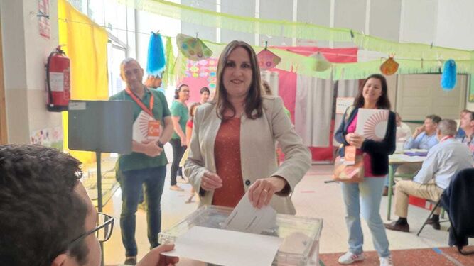 Regla Moreno votando en San Fernando.