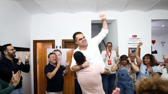 Juan María Cornejo es alzado en brazos tras conocer que ha recuperado la alcaldía.