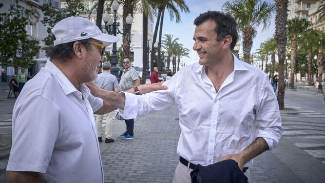 Bruno García saluda a un ciudadano en la plaza de San Juan de Dios el día después de las elecciones.