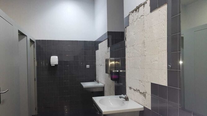 Una imagen de  los azulejos deteriorados en los  baños en el teatro municipal Pedro Muñoz Seca.