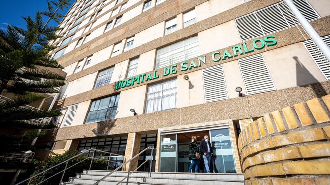 Acceso principal al hospital de San Carlos en San Fernando.