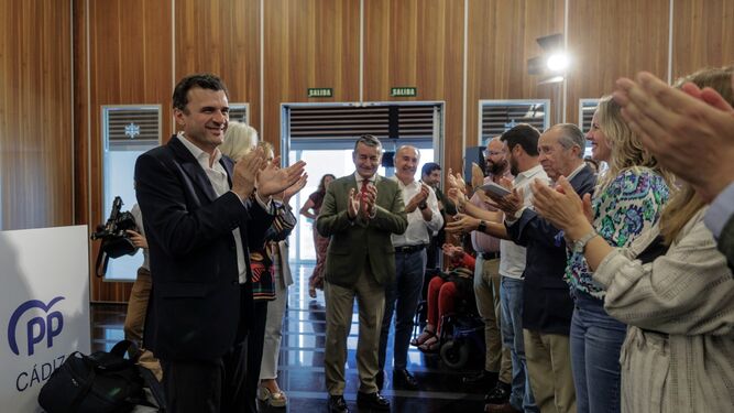 Aplausos para Bruno García en la reunión de la Junta Directiva del Partido Popular de la provincia de Cádiz.