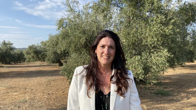 Teresa Pérez entre los olivos.