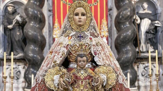 La Virgen del Rosario, Patrona de Cádiz, con el terno rojo bordado que estrenará en Corpus.