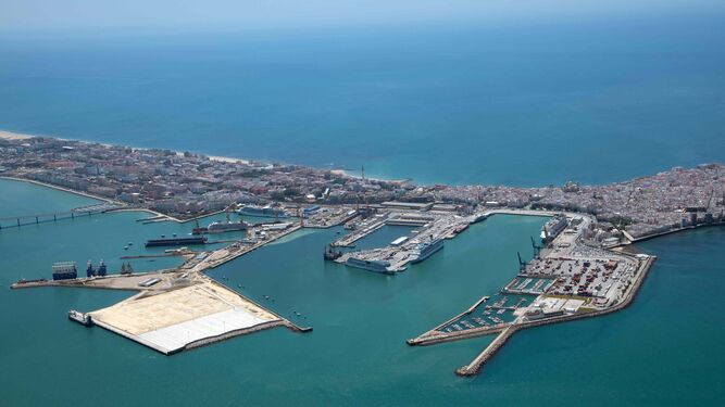 Vista aérea del muelle de Cádiz, con la nueva terminal de contenedores a la izquierda.