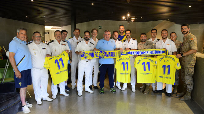 Miembros de la Armada y el Cádiz en el hotel del equipo amarillo.