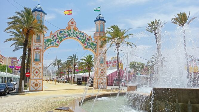 La portada de la Feria de la Manzanilla más próxima al Paseo Marítimo de Sanlúcar.