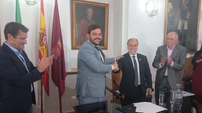 El candidato del PP  y futuro alcalde de Arcos, Miguel Rodríguez, sella un pacto de gobierno con Leopoldo Pérez, de AIPro,