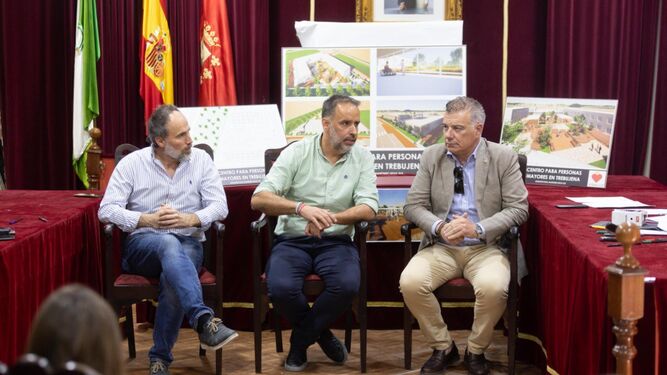 La presentación del proyecto de la nueva residencia de mayores en el Ayuntamiento de Trebujena.