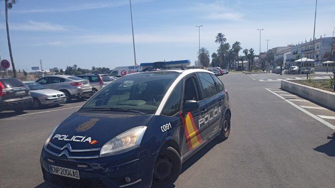 Un patrullero de la Policía Nacional en el parking de Pozos Dulces.