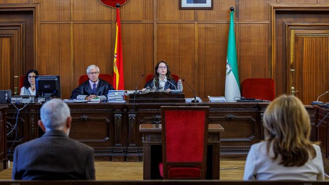 Fernando Villén y Ana Valls, sentados frente a la magistrada Mercedes Alaya el primer día del juicio.