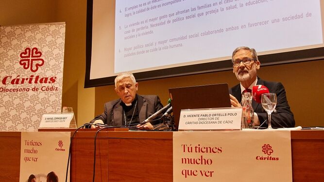 El obispo Zornoza y el director de Cáritas Cádiz, en la presentación del balance del año 2022.