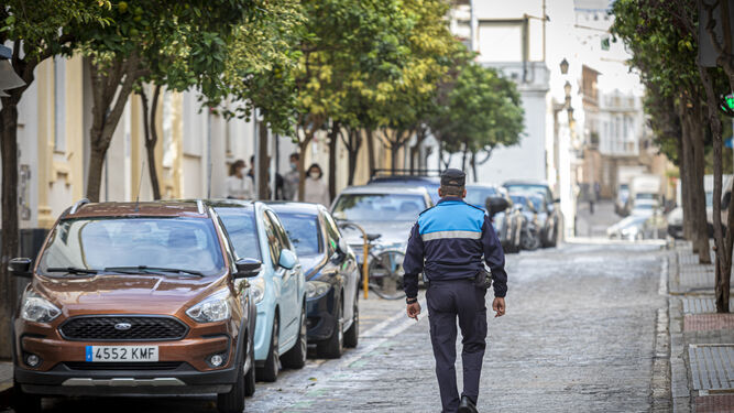 Varios coches aparcados en la calle San Rafael de Cádiz