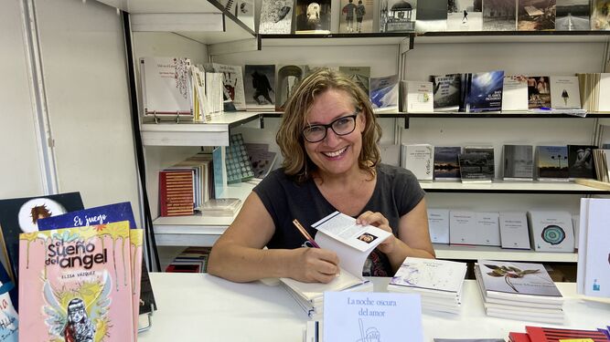 Montse Arispón, firmando su nueva novela en la Feria del Libro de Madrid.