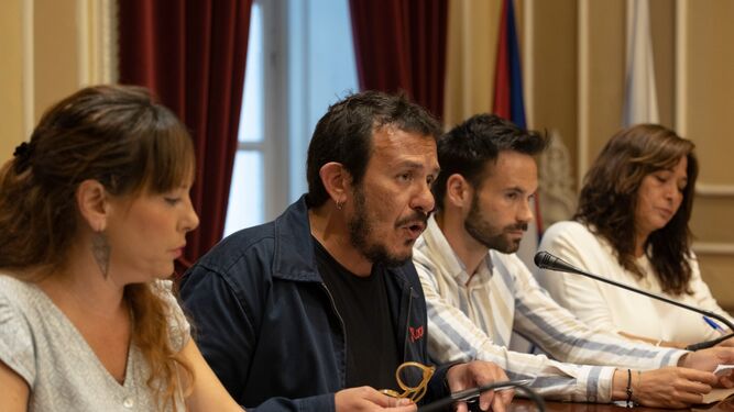 Kichi, acompañado de Lorena garrón, David de la Cruz y Helena Fernández, durante la rueda de prensa del miércoles.