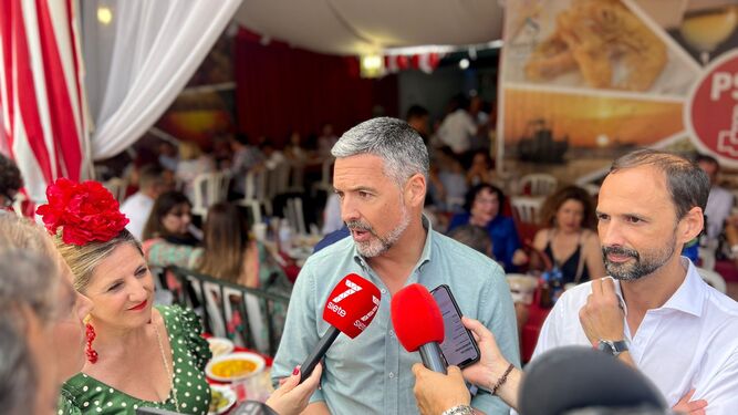 Irene García, Javier Ruiz Arana y Víctor Mora (de i. a d.) atienden a los medios en la Feria de la Manzanilla.