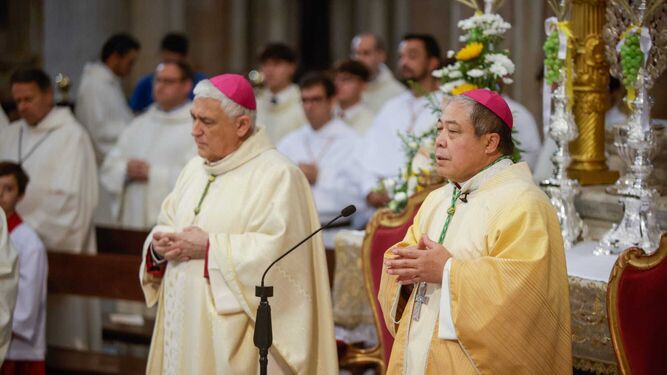El nuncio del Papa en España, Bernardito Auza, junto al obispo de Cádiz, Rafael Zornoza.