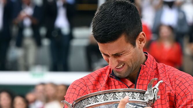 Djokovic, emocionado con el trofeo.