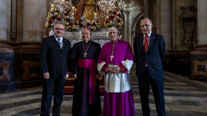 El delegado de Hermandades (a la izquierda de la foto), junto al nuncio del Papa, el obispo y el presidente del Consejo de Hermandades.