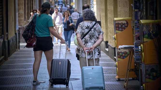 Varios turistas, por las calles de Cádiz
