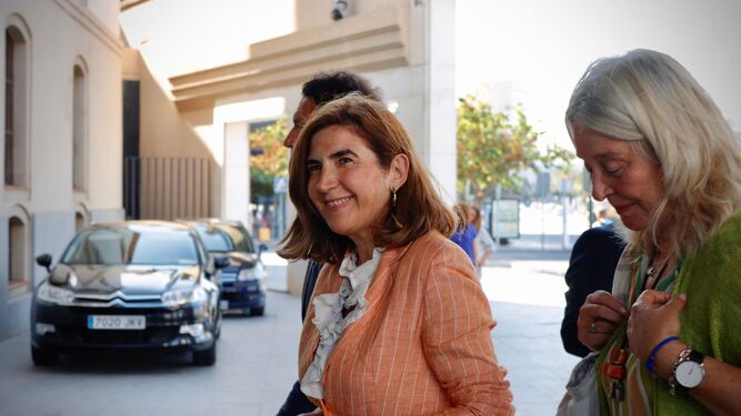 La consejera de Empleo, con la delegada del Gobierno andaluz, ayer en Cádiz.