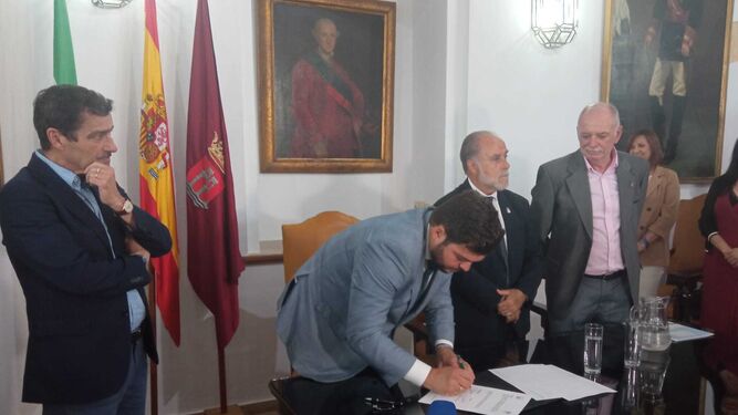 Firma del pacto de gobierno entre el PP y AIPro que aupará al popular Miguel Rodríguez al sillón de la Alcaldía de Arcos.