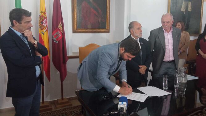Firma del pacto de gobierno entre el PP y AIPro que aupará al popular Miguel Rodríguez al sillón de la Alcaldía de Arcos.
