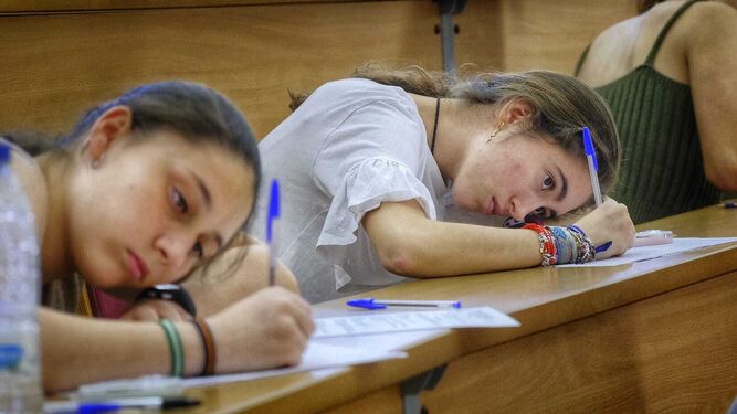 Dos alumnas, en un examen de Selectividad 2023 en Cádiz.