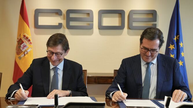 José Ignacio Goirigolzarri, presidente de Caixabank, y Antonio Garamendi, presidente de CEOE. firman el acuerdo.