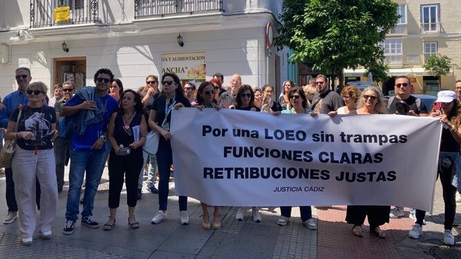 Funcionarios de Justicia de Cádiz protestan frente a la sede del PSOE en Cádiz.