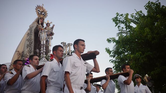 Alumnos de la Escuela de Suboficiales de la Armada portan la parihuela con la imagen de la Virgen del Carmen momentos antes de entrar en el Panteón de Marinos Ilustres, en San Fernando.