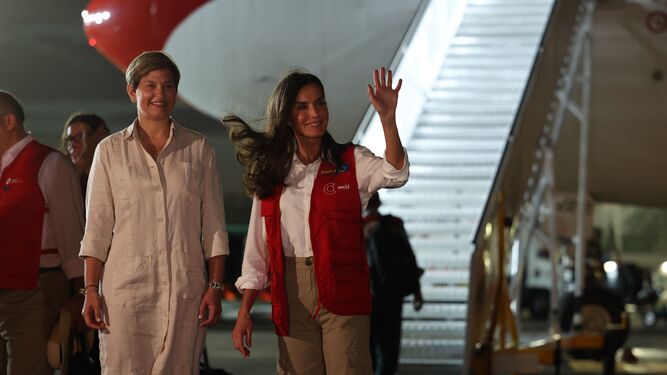 Doña Letizia saluda a su llegada a Colombia y junto a ella la primera dama del país