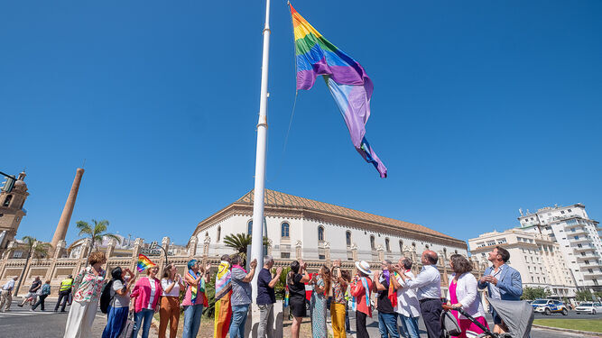 Izado de la bandera arcoiris el pasado año en la plaza Sevilla.