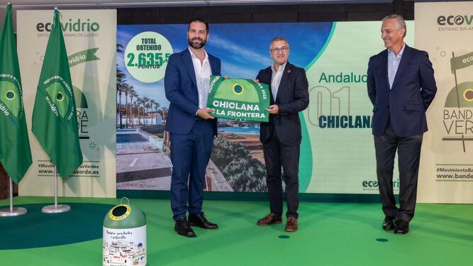 Chiclana recibe la Bandera Verde de la sostenibilidad hostelera de Ecovidrio