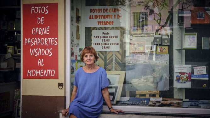 Conchi Pereira ante su tienda Fotoprens, que cerró el pasado jueves.