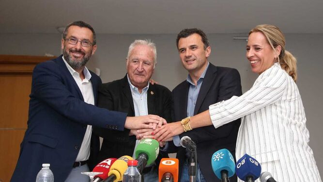Juan Franco, Helenio Fernández, Bruno García y Almudena Martínez, tras la firma del acuerdo